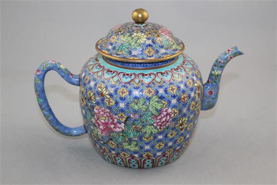 A Chinese famille rose enamelled porcelain wine pot and cover, 15cm